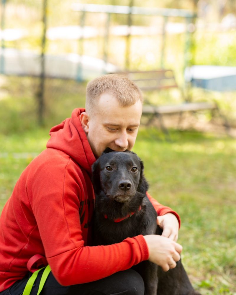 a-man-plays-with-his-dog-H9B8JWR.jpg